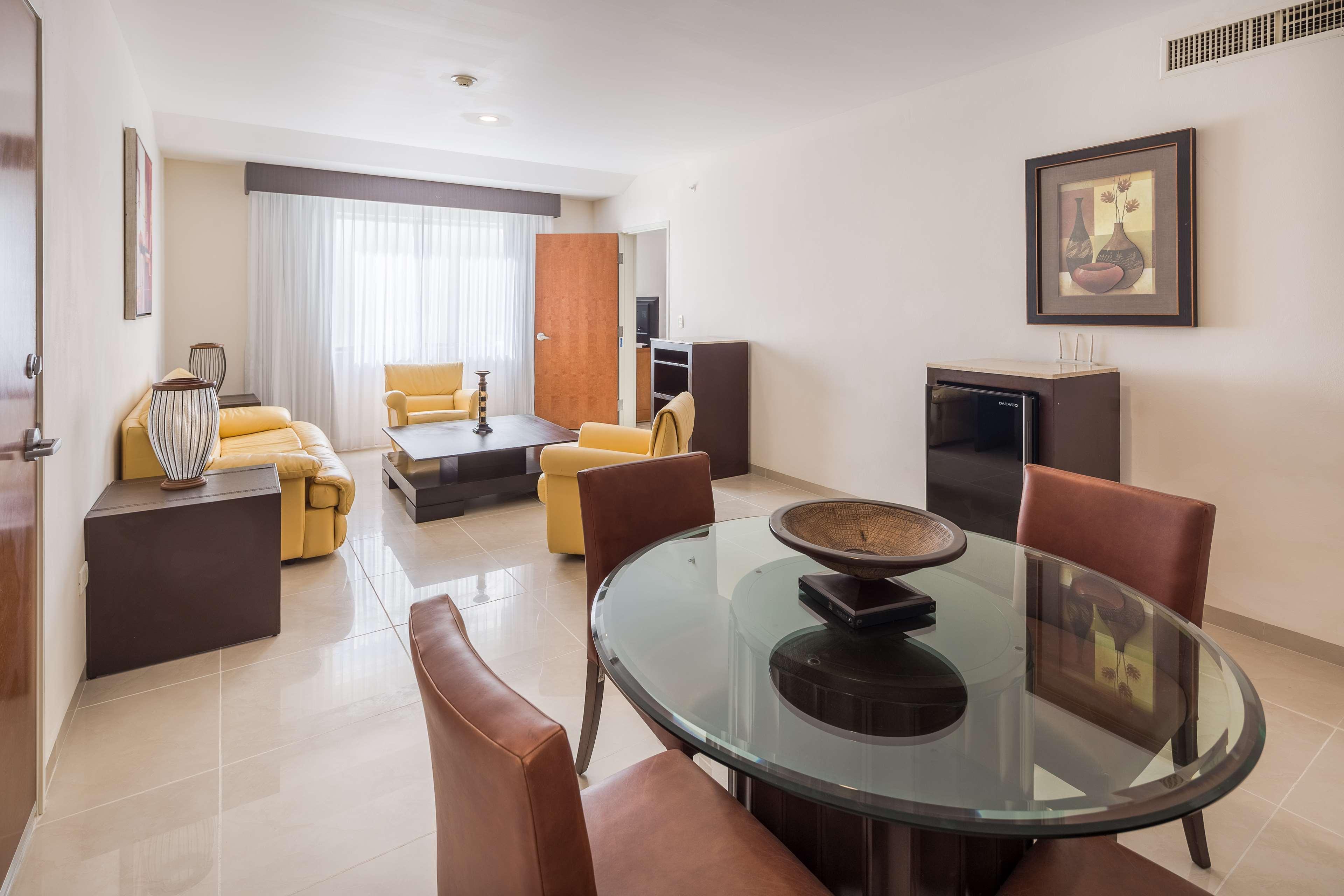 Hotel Wyndham Garden Playa Del Carmen Exterior foto A living room at the hotel
