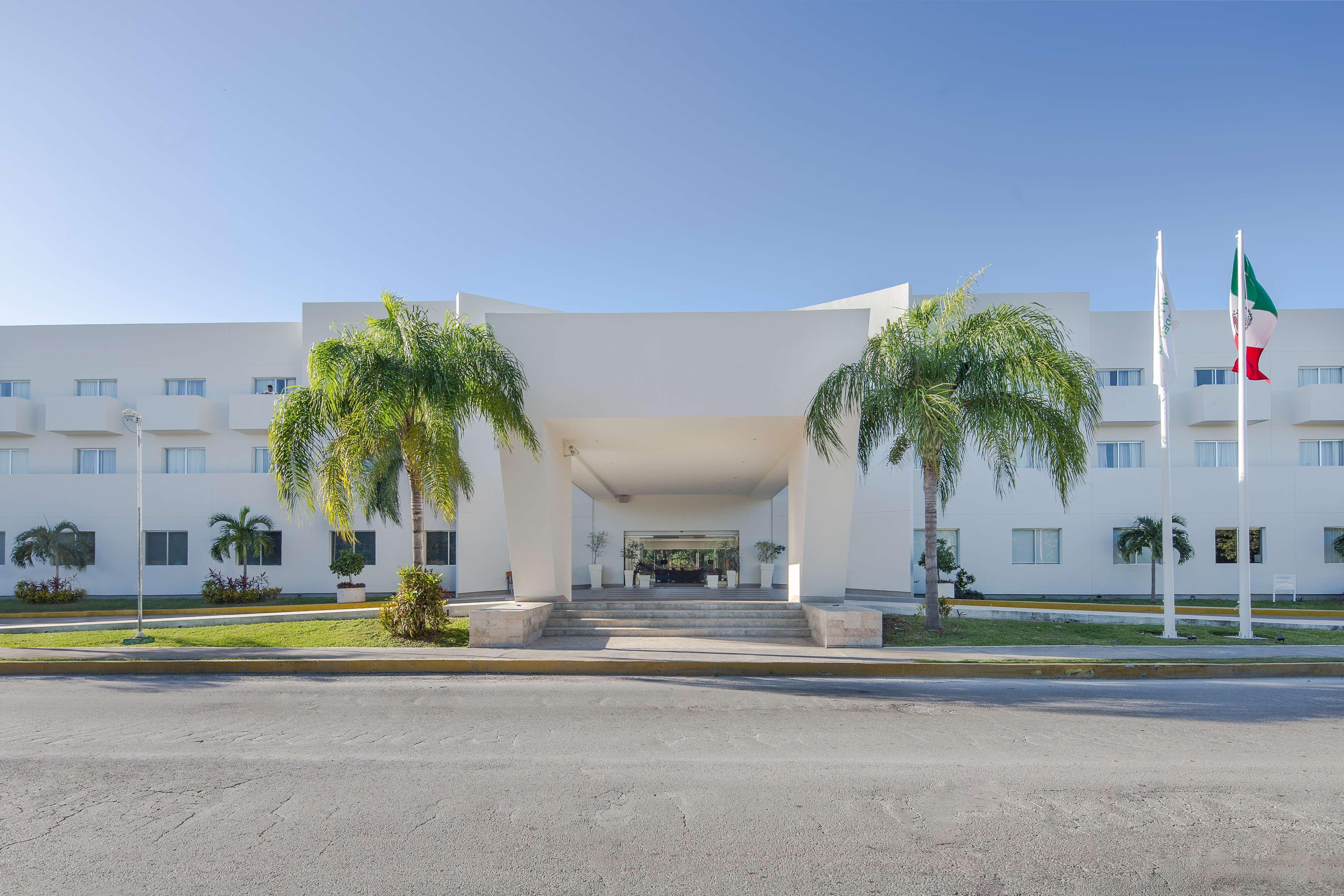 Hotel Wyndham Garden Playa Del Carmen Exterior foto The main entrance of the hospital