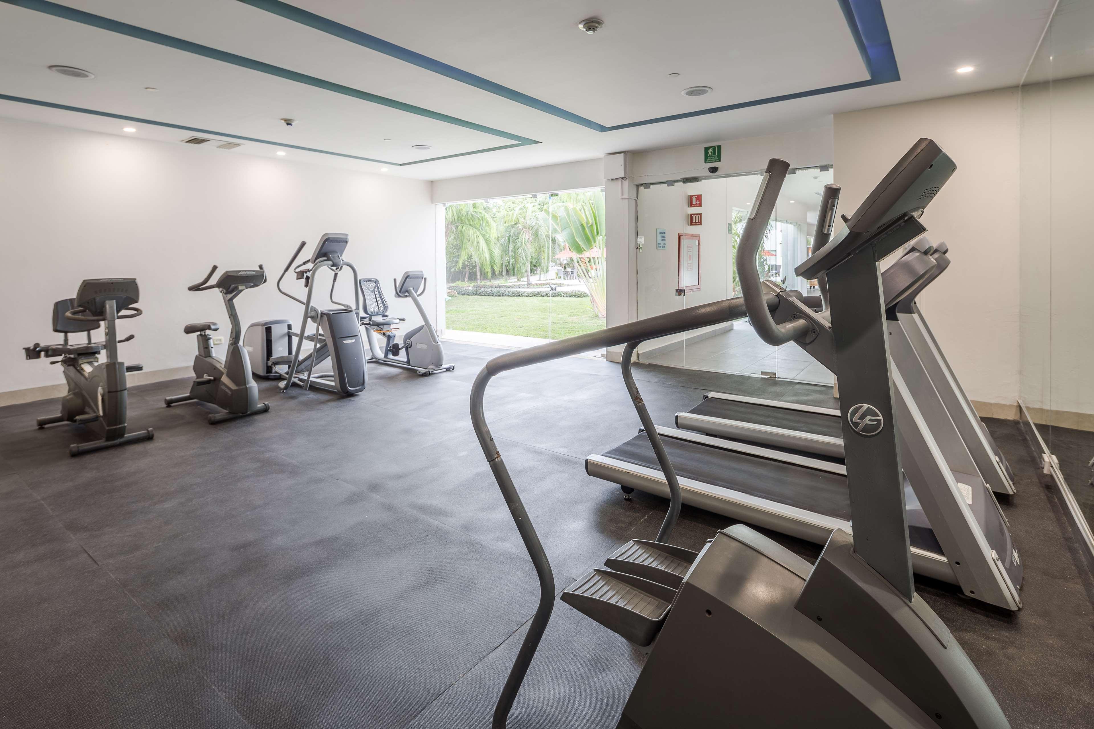 Hotel Wyndham Garden Playa Del Carmen Exterior foto The gym at the hotel