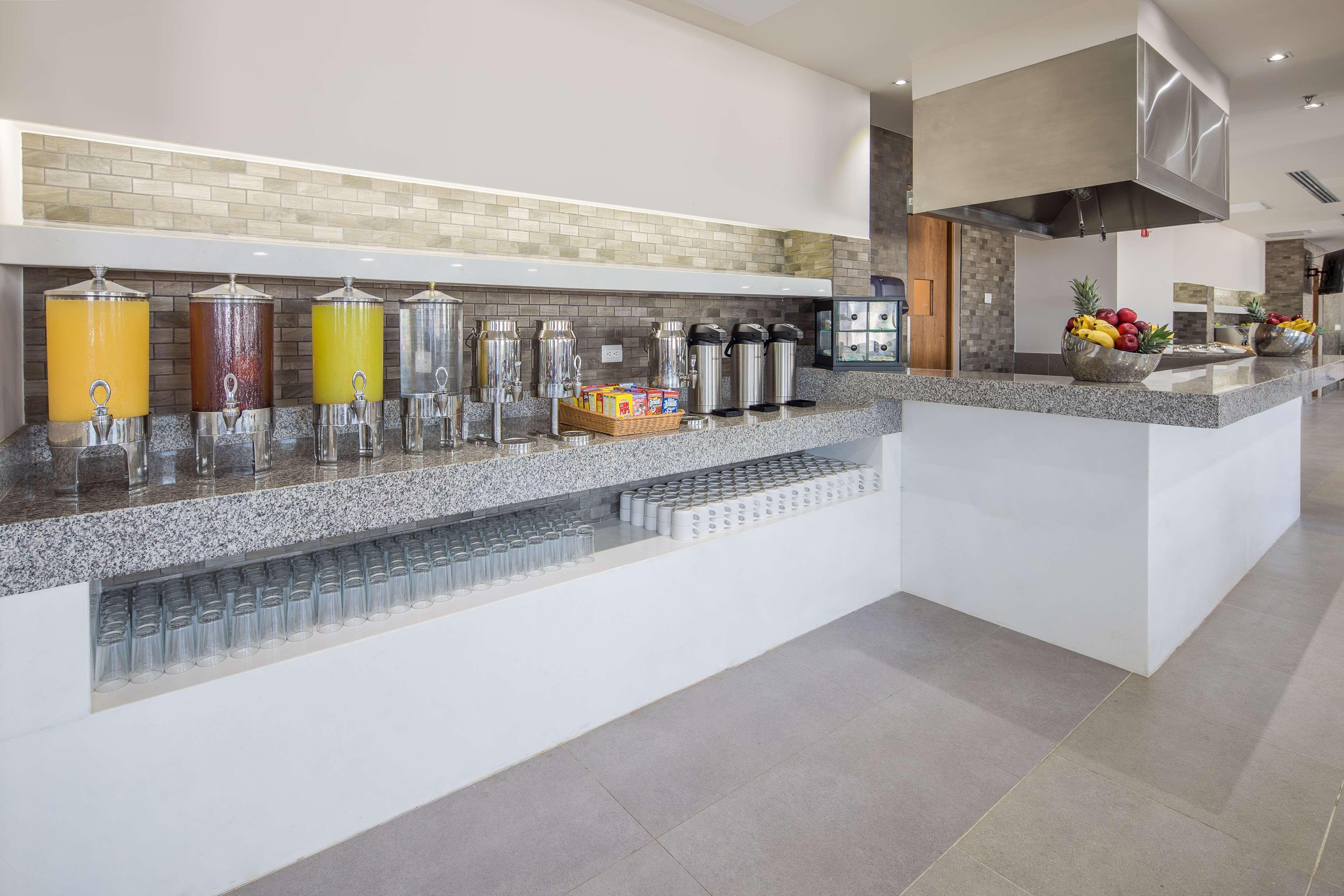 Hotel Wyndham Garden Playa Del Carmen Exterior foto The kitchen at the restaurant