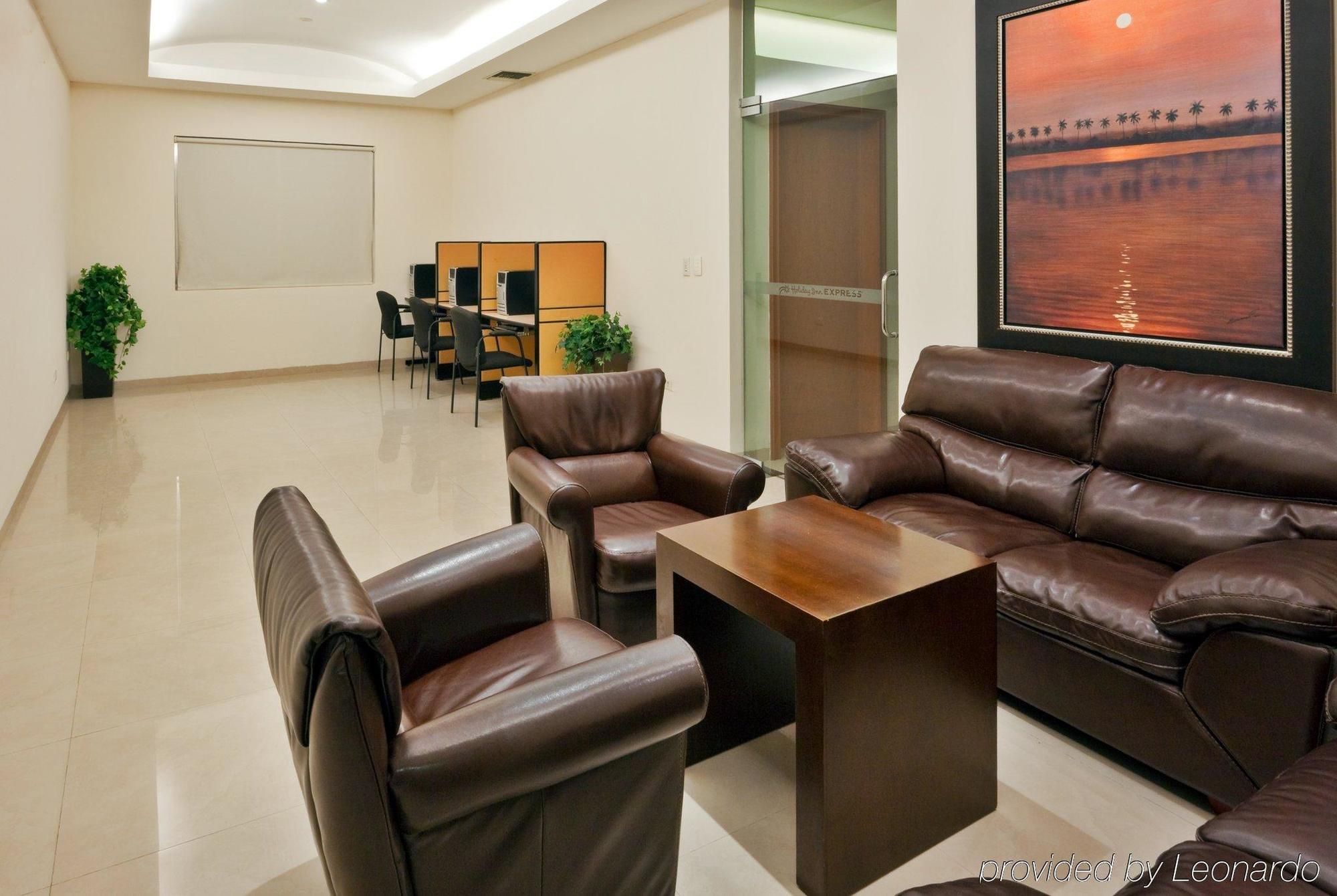 Hotel Wyndham Garden Playa Del Carmen Interior foto A waiting room at a hospital