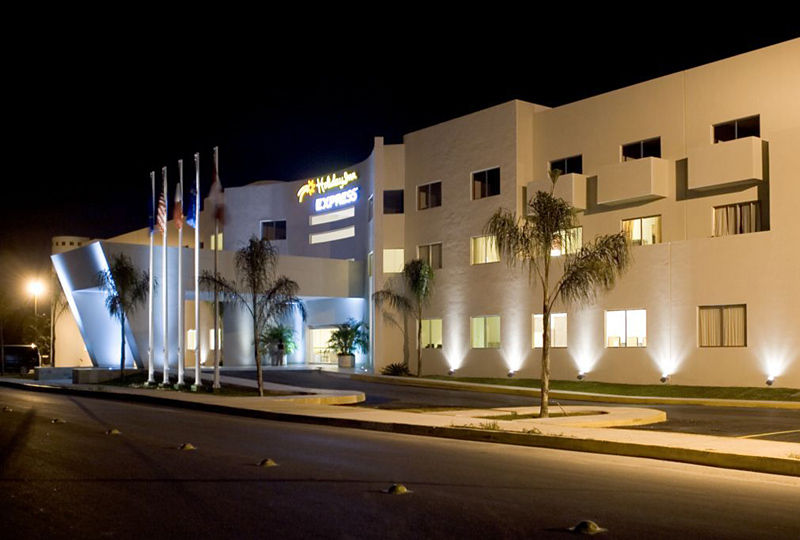 Hotel Wyndham Garden Playa Del Carmen Exterior foto The new terminal at night